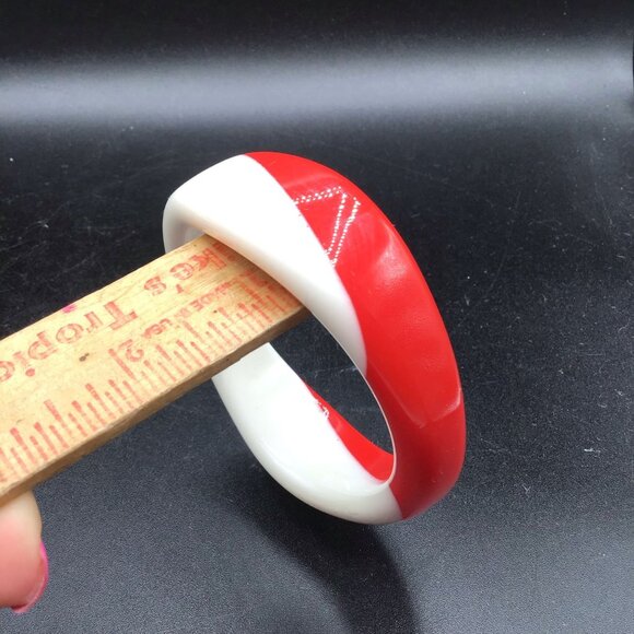 Funky Retro Bangle Two Tone Red and White Plastic Bracelet Pin Up Style - Picture 7 of 7